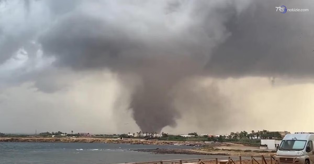 Il fungo gigantesco del tornado: doppia tromba marina nel trapanese, danni e feriti