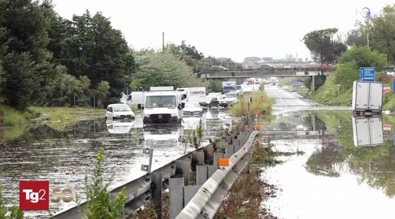 Maltempo al Sud. Doppia tromba d'aria a Marsala, alberi caduti a Napoli