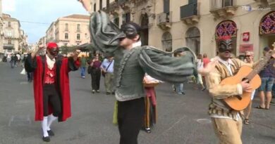 Il teatro esce in piazza con la commedia dell'arte