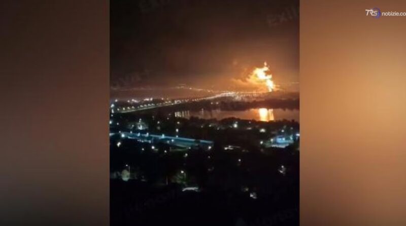 L'incendio divampa in lontananza: attacco droni al terminal di petrolio di Rostov
