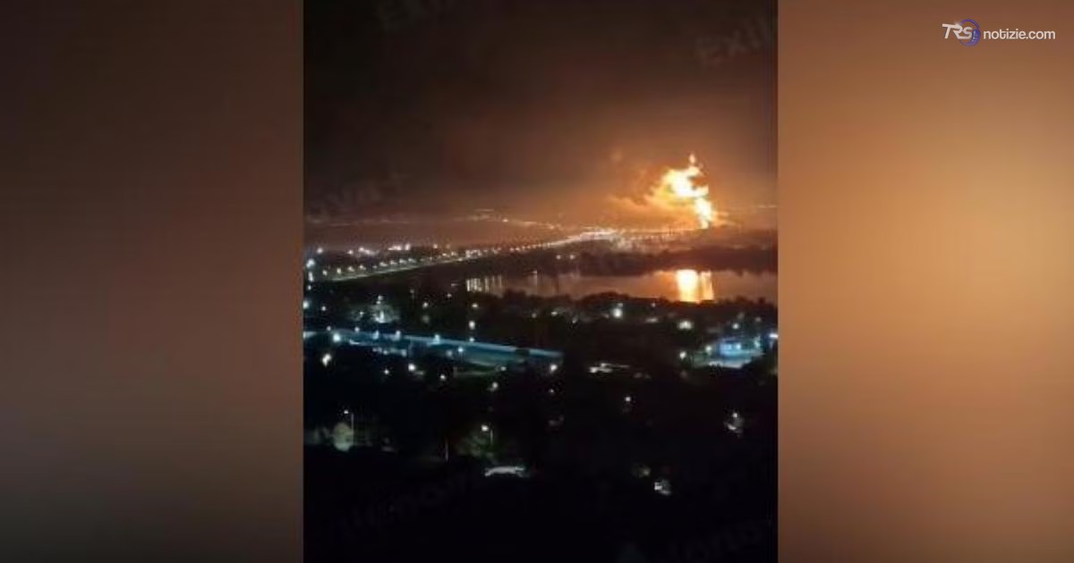 L'incendio divampa in lontananza: attacco droni al terminal di petrolio di Rostov