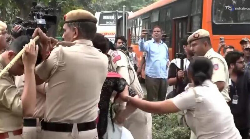 India, Nuova Delhi blindata contro la protesta degli "scarafaggi": 200 fermati