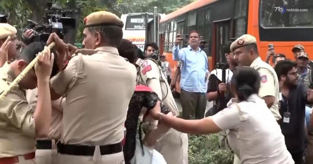 India, Nuova Delhi blindata contro la protesta degli “scarafaggi”: 200 fermati