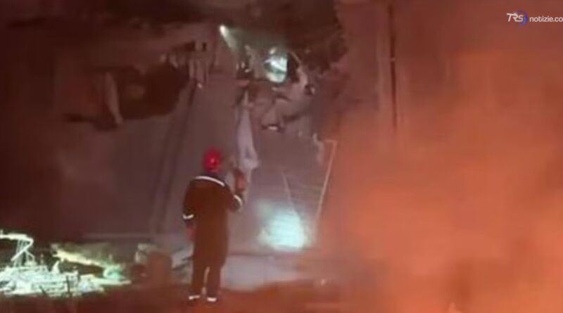 Fuoco e fiamme dopo il raid aereo russo su Zaporizhzhia, diversi morti e feriti