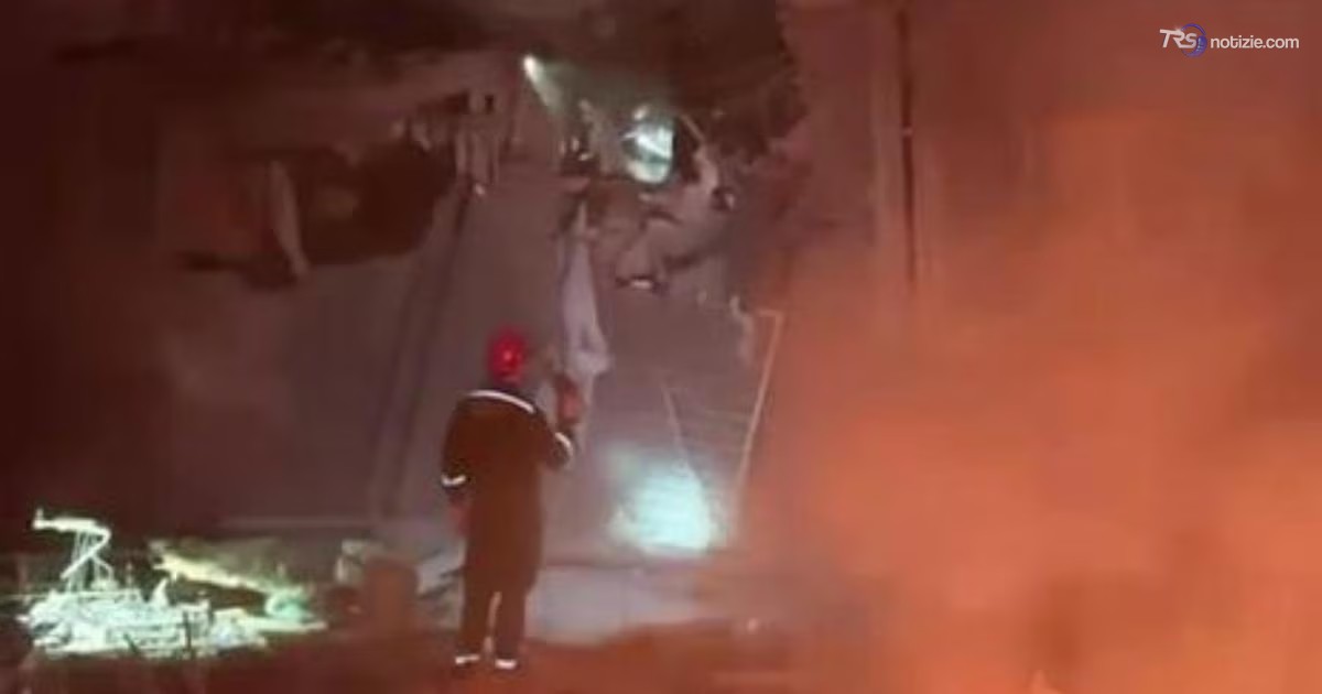 Fuoco e fiamme dopo il raid aereo russo su Zaporizhzhia, diversi morti e feriti