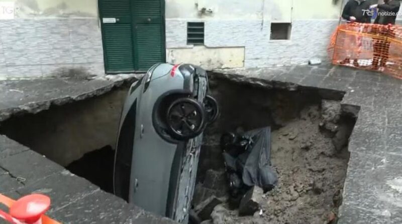 Nubifragio a Napoli, finisce con un'auto in una voragine di 5 metri ma si salva