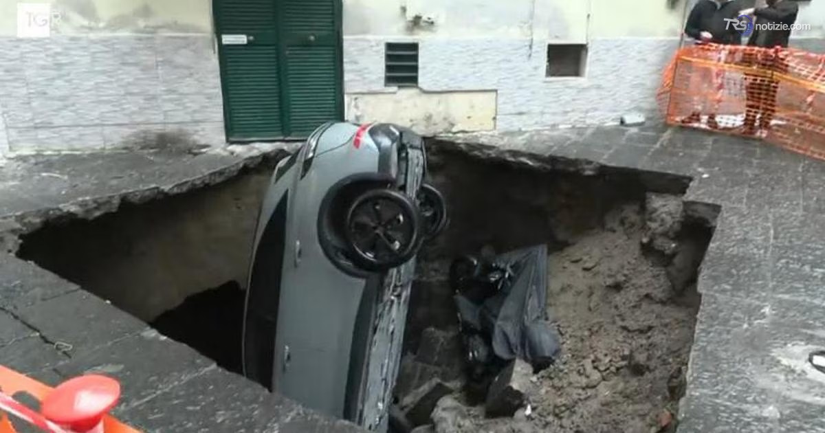 Nubifragio a Napoli, finisce con un'auto in una voragine di 5 metri ma si salva