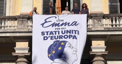 +Europa srotola grande foto da balcone sede a un mese da scomparsa di Emma Bonino