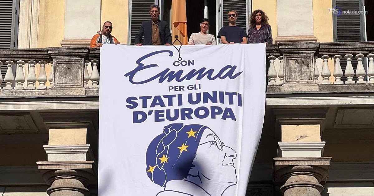 +Europa srotola grande foto da balcone sede a un mese da scomparsa di Emma Bonino