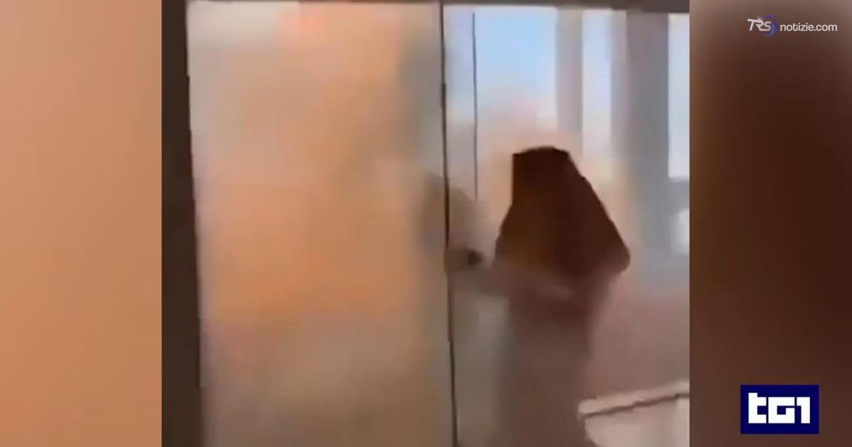 L’esplosione e la paura al Terminal 3 dopo il missile Houthi sull’aeroporto King Khalid