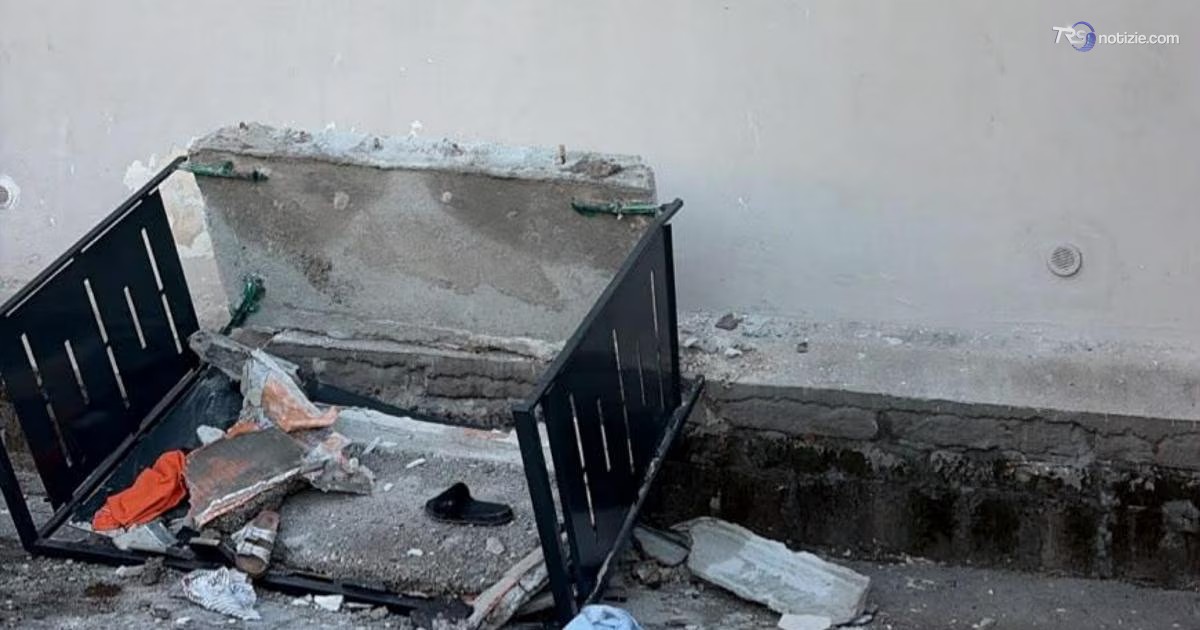 Cede balconcino nel Napoletano, due feriti gravi
