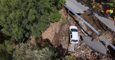 L'auto inghiottita da una frana: le immagini dal drone a Reggio Calabria