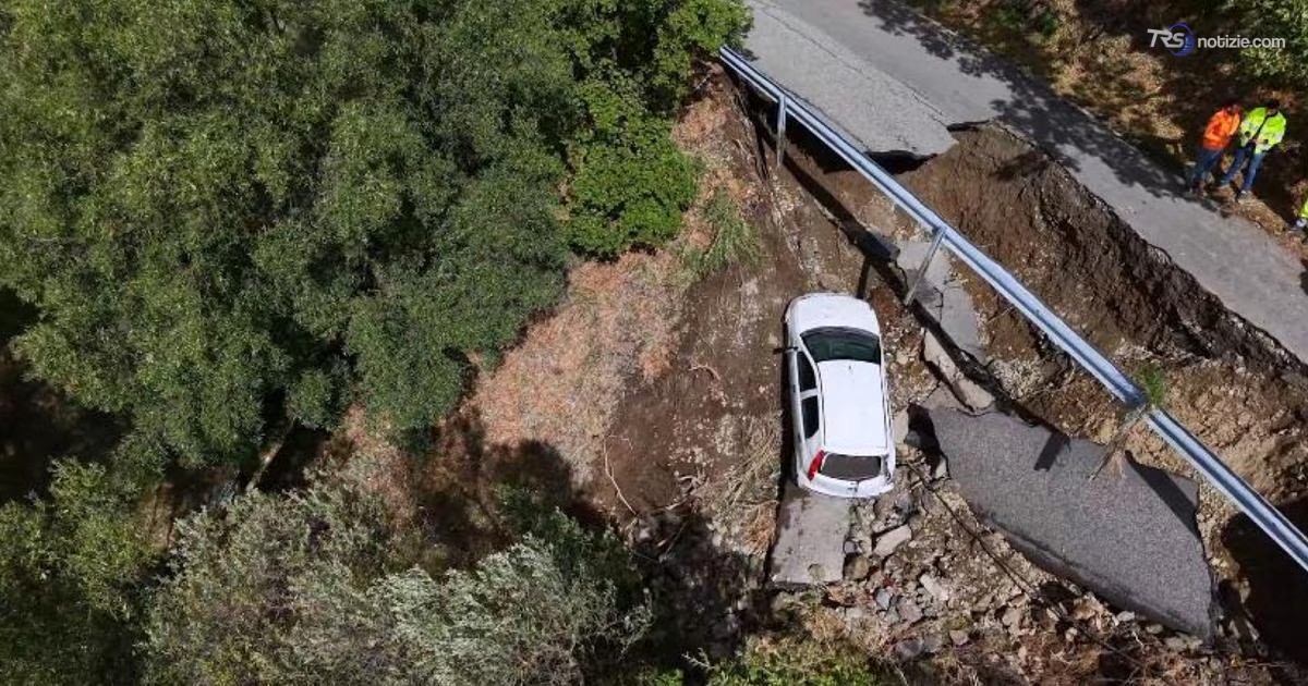 L’auto inghiottita da una frana: le immagini dal drone a Reggio Calabria