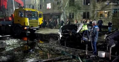 Kharkiv, auto carbonizzate dopo il violento attacco russo che ha provocato 3 morti