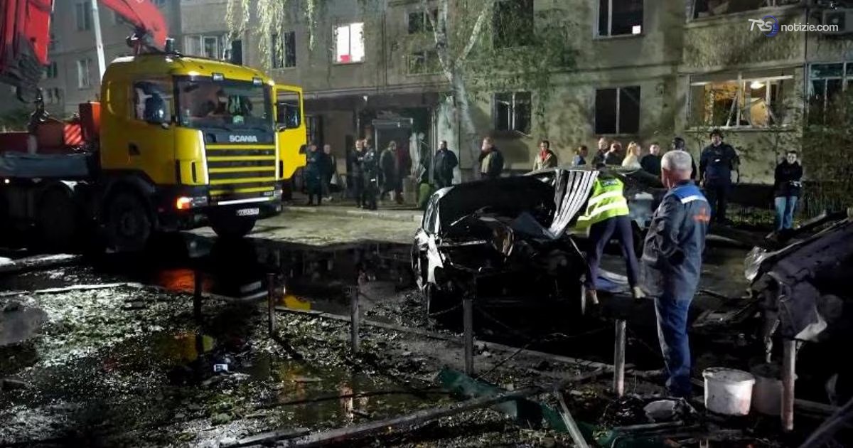 Kharkiv, auto carbonizzate dopo il violento attacco russo che ha provocato 3 morti