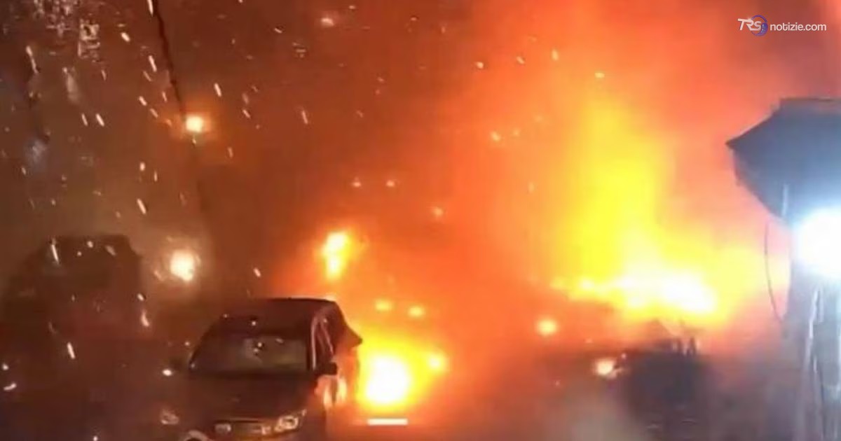L’improvvisa esplosione scuote le telecamere di sorveglianza a Kharkiv