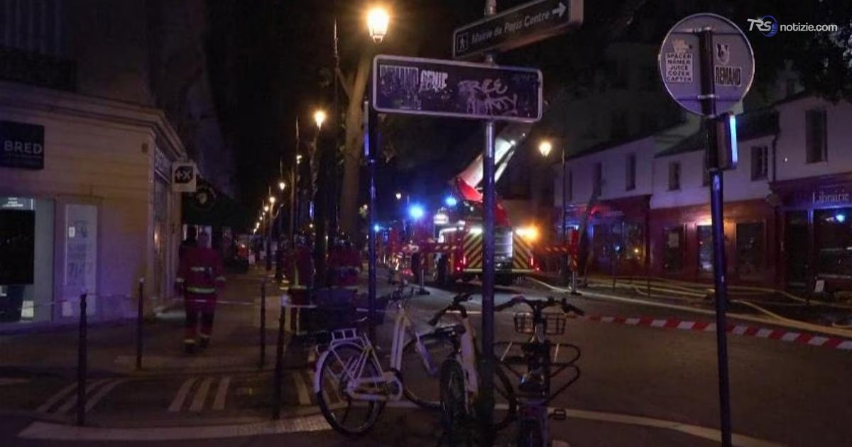 Le immagini del violento incendio che ha distrutto lo storico mercato Enfants Rouges