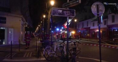 A Parigi un violento incendio ha devastato il più antico mercato coperto di Parigi