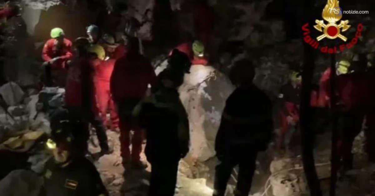I soccorsi febbrili per salvare lo speleologo intrappolato nella grotta crollata in Sardegna