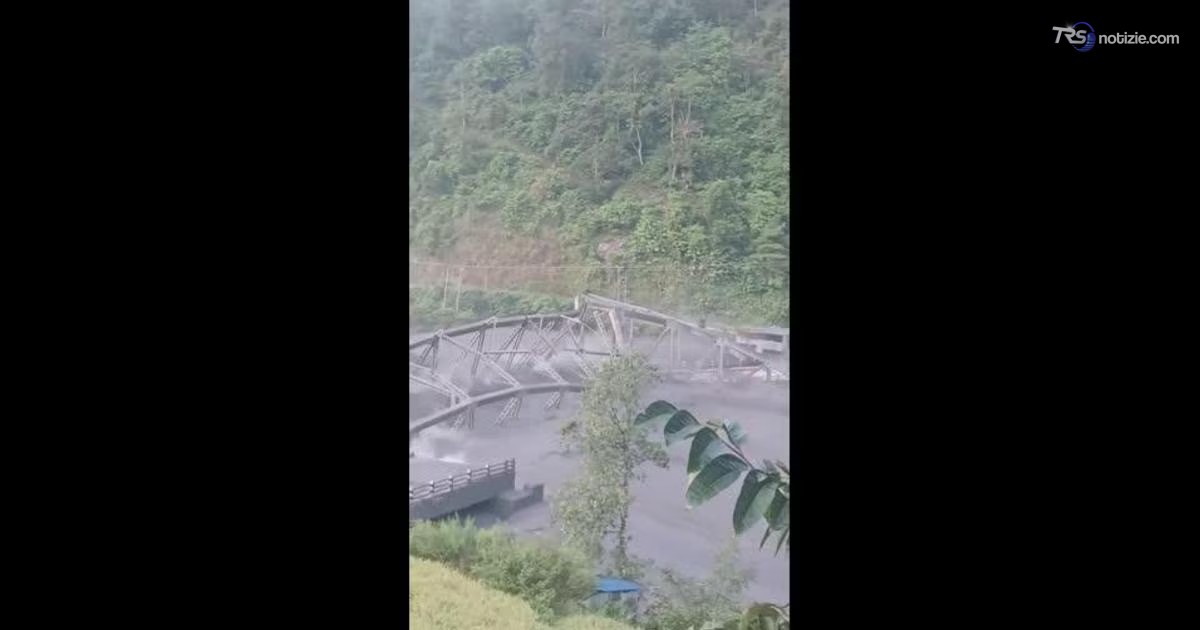 La furia dell’acqua che travolge un intero ponte, trascinato come un giocattolo nel fiume in piena