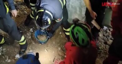 I vigili del fuoco liberano la grotta dai detriti: al lavoro per liberare lo speleologo