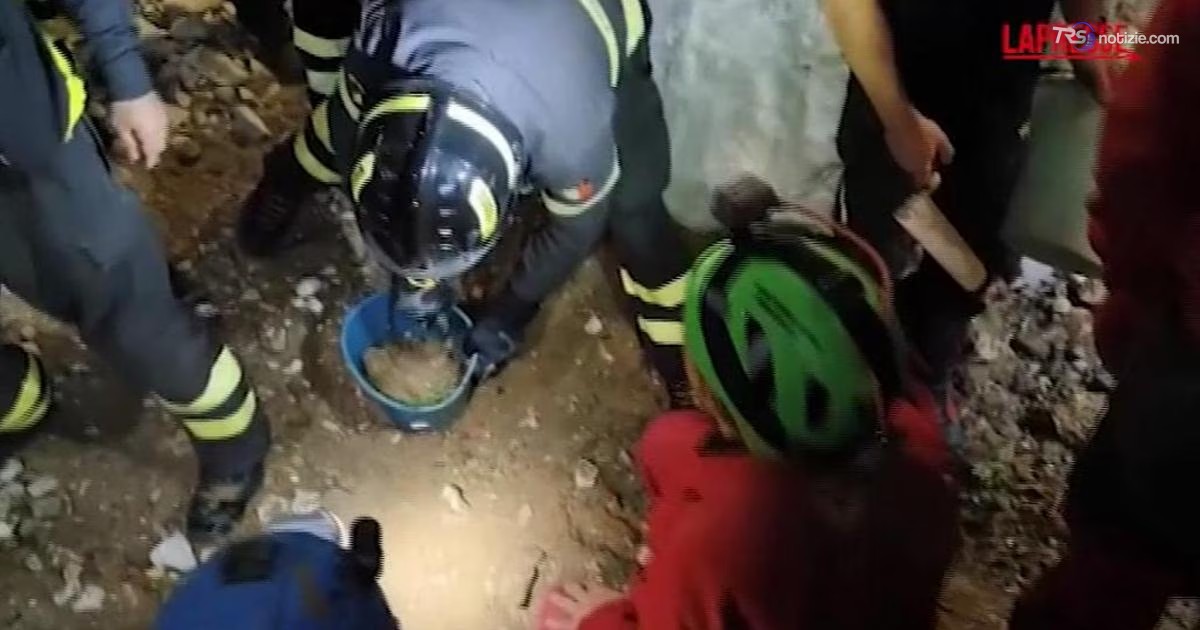 I vigili del fuoco liberano la grotta dai detriti: al lavoro per liberare lo speleologo