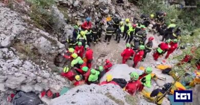 Speleologo bloccato in una grotta, i soccorritori: "È cosciente"
