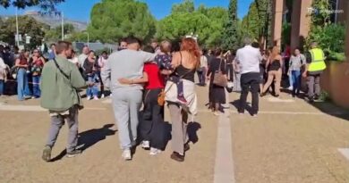 Francia, la procura: "Sangue freddo" del personale scolastico che ha disarmato l'adolescente