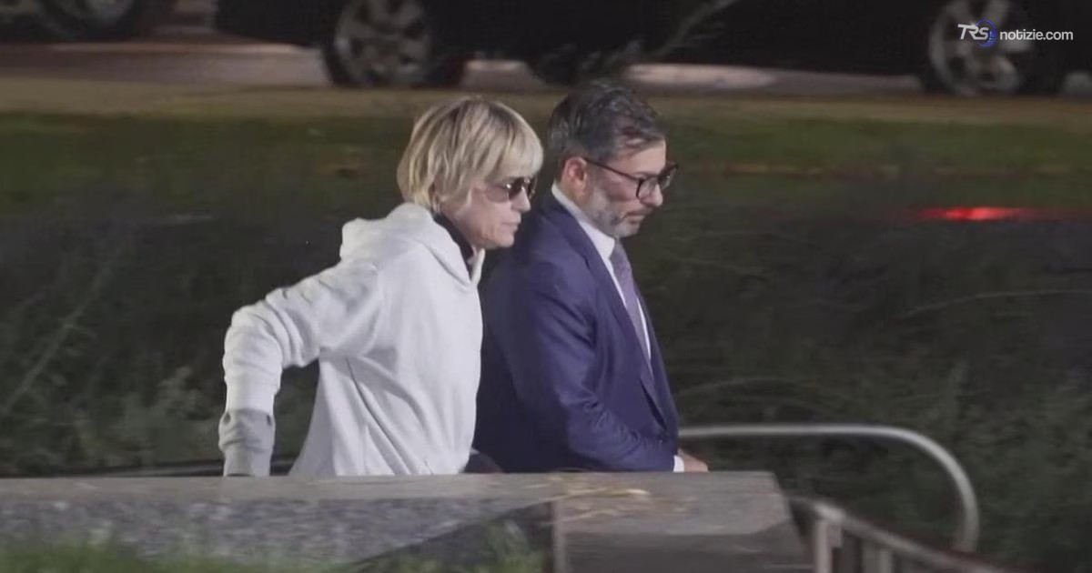 Selma Blair lascia il tribunale di New York dopo l’arresto sul volo Delta
