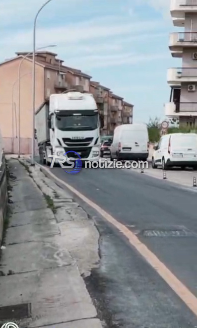 Brucculeri e Blò lanciano l'allarme per le condizioni di via Ferraro: «Rischio cedimenti e paralisi della viabilità sulla SS 115»