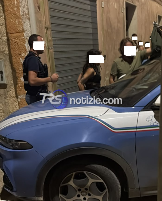 Marsala, tensione in via Salemi: folla circonda un B&B per due sospettati di furto, strada bloccata per due ore