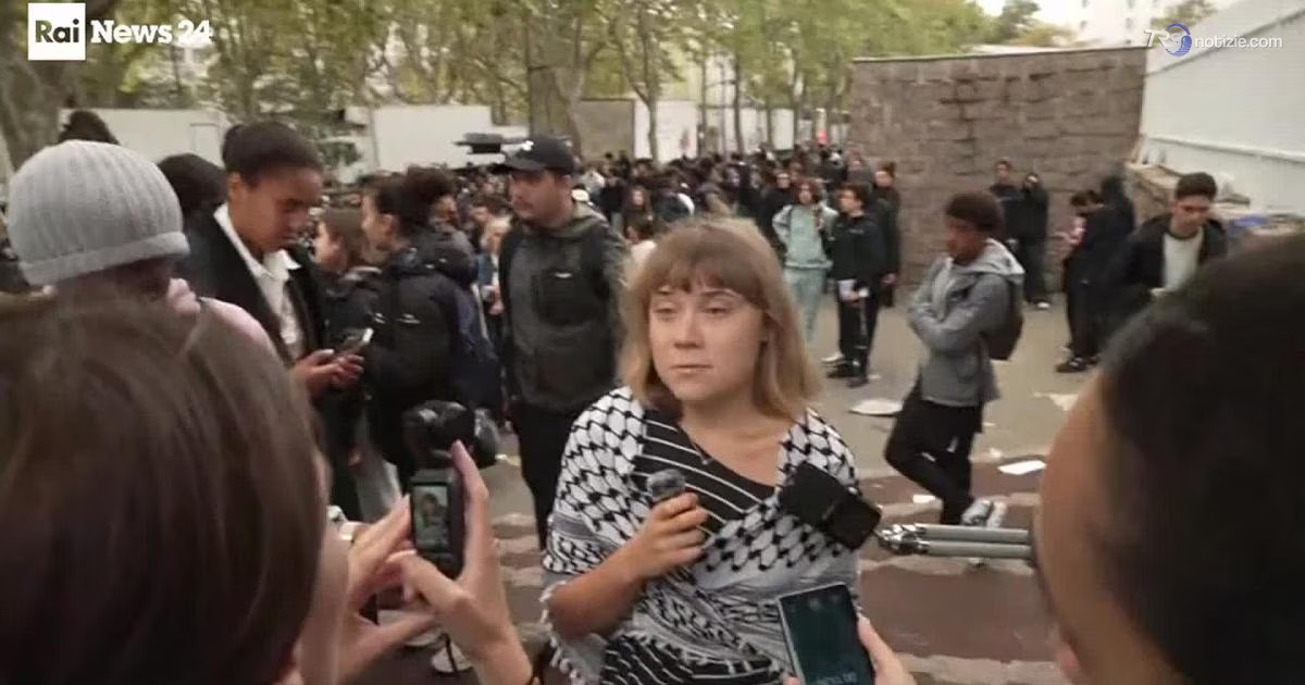 Greta Thunberg con gli studenti francesi: “Il sistema ci lascia ai margini”