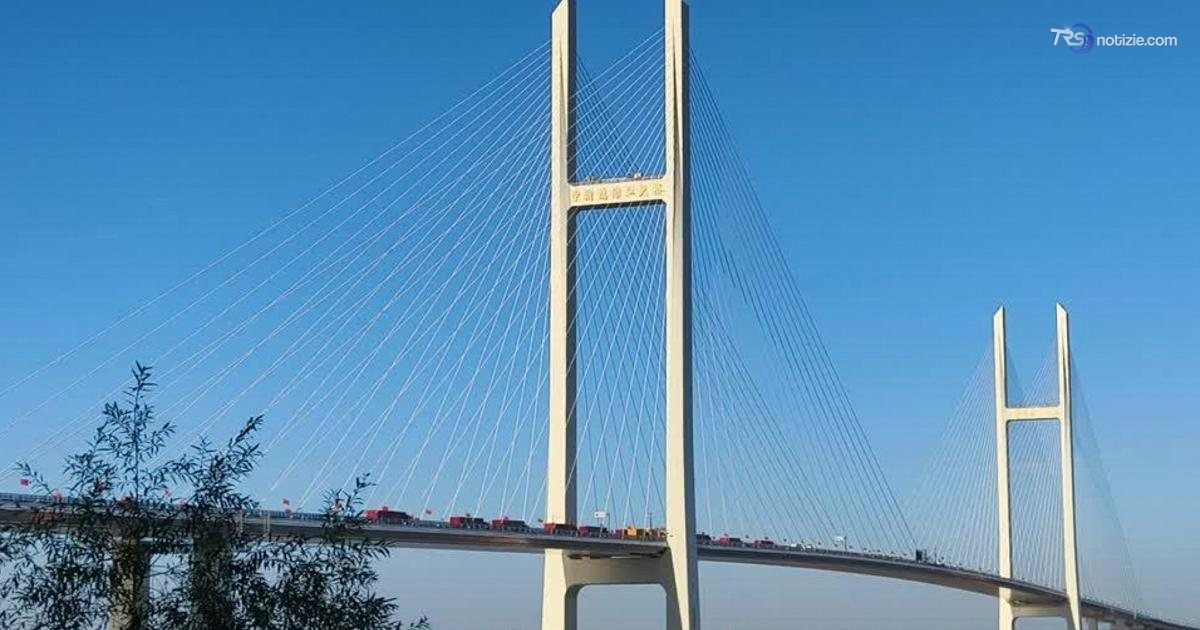 Cina-Corea del Nord, apre il nuovo ponte sul fiume Yalu: i camion lo attraversano suonando i clacson