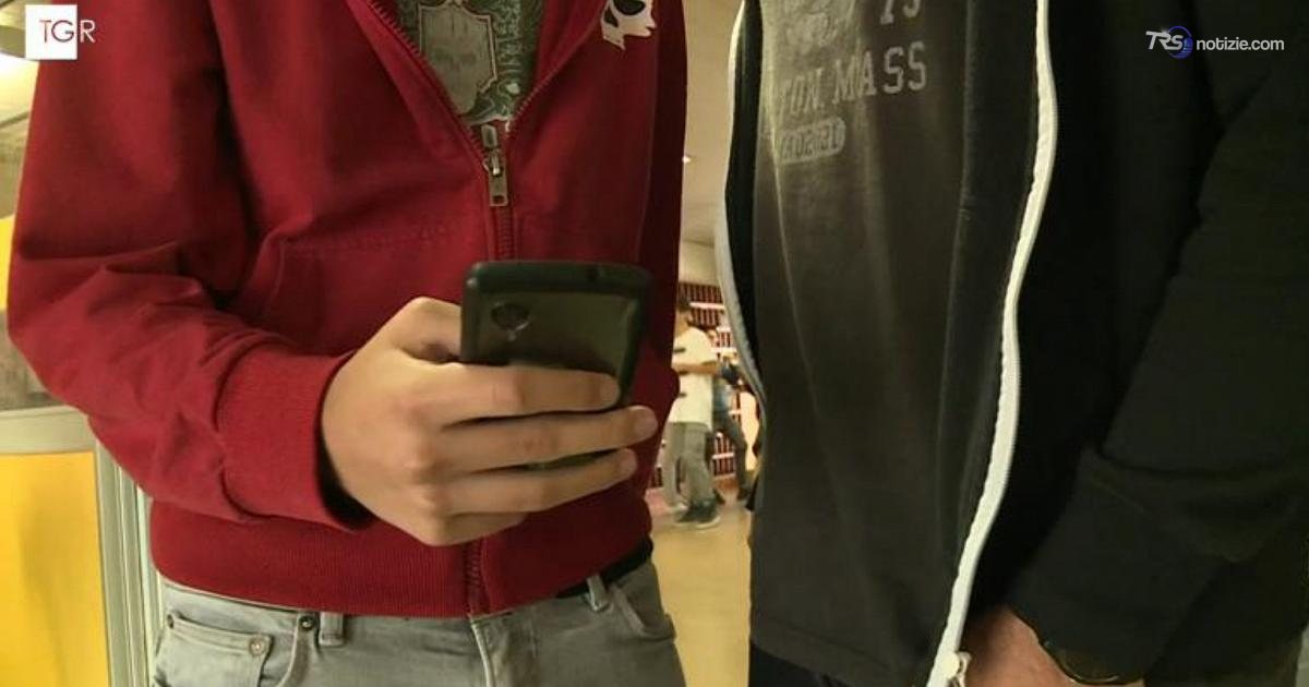 Stop ai social per i minori: tra l'apertura di Meloni e i ddl fermi in Parlamento
