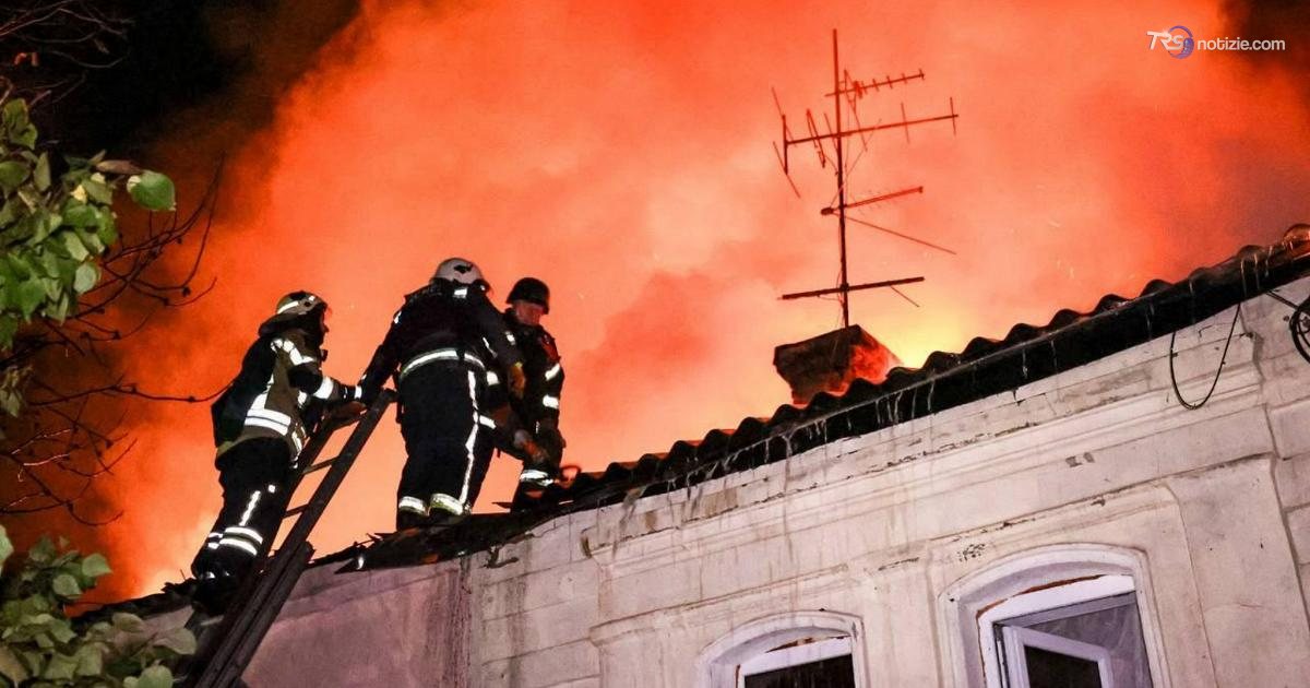 Incendi notturni dopo l’esplosione di droni su Kharkiv: 5 feriti