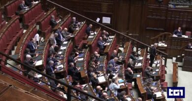 Sì della maggioranza: "Impegni rispettati". Le opposizioni: "Si spende in armi e non per i salari"