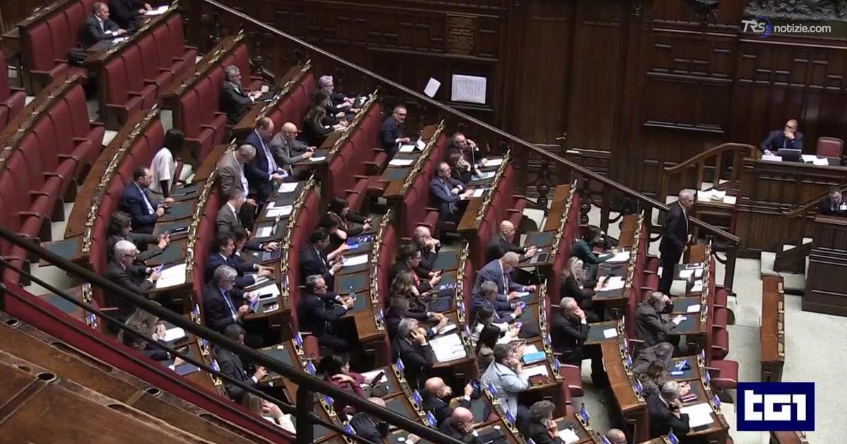 Sì della maggioranza: “Impegni rispettati”. Le opposizioni: “Si spende in armi e non per i salari”