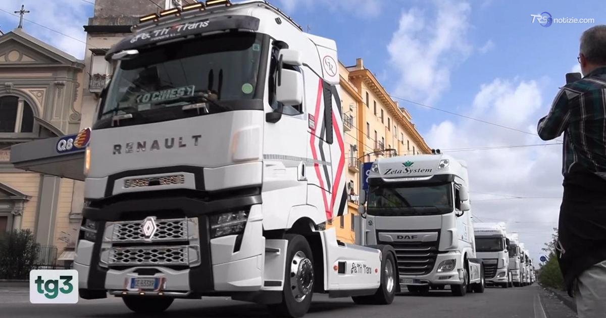 Protesta autotrasportatori a Napoli contro il caro carburante
