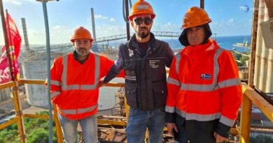 Sardegna, "Ora basta": protesta a 60 metri d'altezza per gli operai a Portovesme