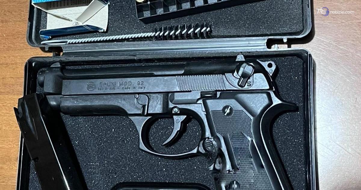 Perquisizioni dopo i cortei, trovate pistole finte e frangivetro