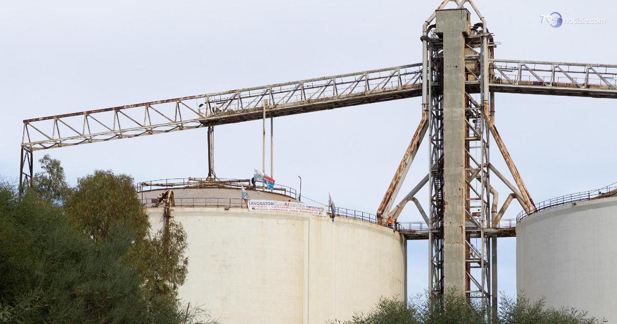 Vertenza Eurallumina, quattro operai asserragliati a 60 metri d’altezza
