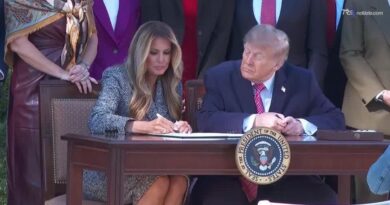 Trump scherza sulla firma di Melania: "Non so se conta". La First Lady ride: "Ovviamente no"