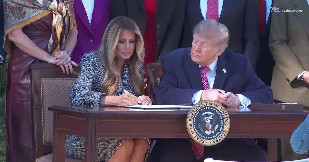 Trump scherza sulla firma di Melania: “Non so se conta”. La First Lady ride: “Ovviamente no”