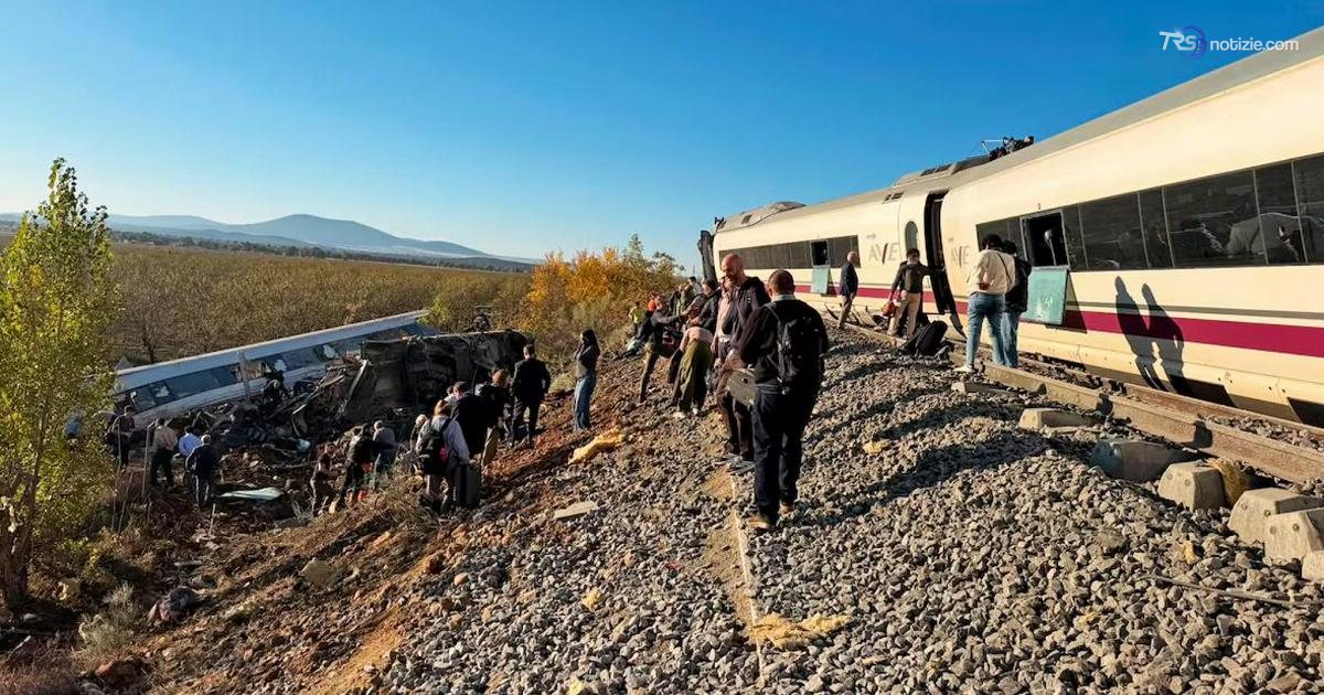 Spagna: scontro tra treni, precipitano vagoni: almeno 10 morti e numerosi feriti