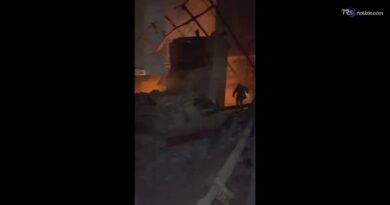 Fiamme e macerie, colpita una scuola e la metropolitana a Kiev