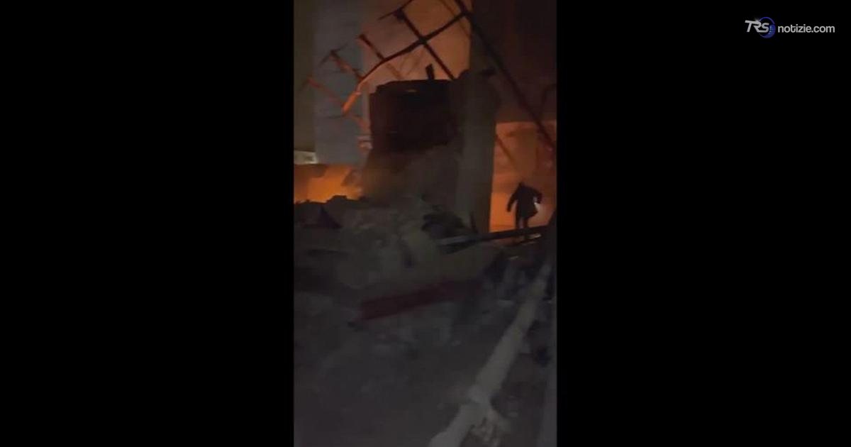 Fiamme e macerie, colpita una scuola e la metropolitana a Kiev