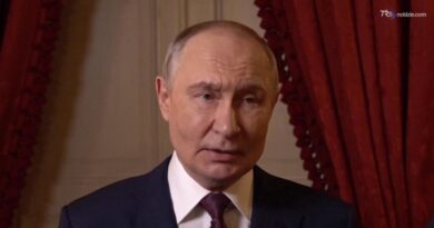 "La Russia è pronta", Putin apre ai colloqui di pace trilaterali, ma non cede sui territori