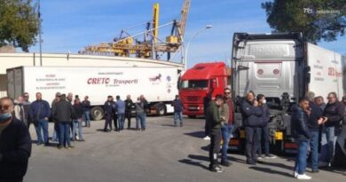 Via i blocchi dei tir dopo tavolo in Prefettura a Catania