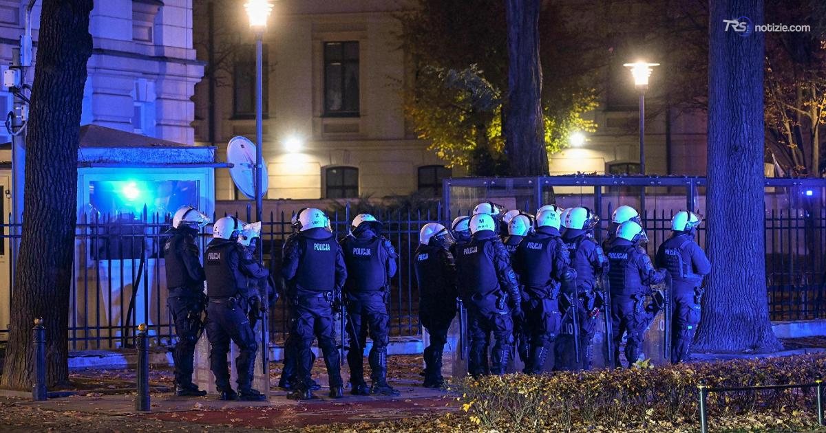 Polonia, grave crisi politica: rimosso il presidente della Corte costituzionale, polizia schierata