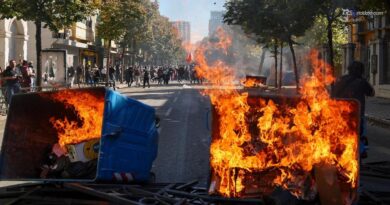 Albania, esplode la rabbia studentesca: a fuoco il ministro dell'Istruzione